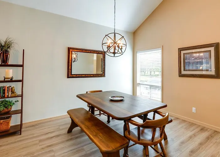 6 Mi To Downtown: Townhome W/ Deck Holiday home *