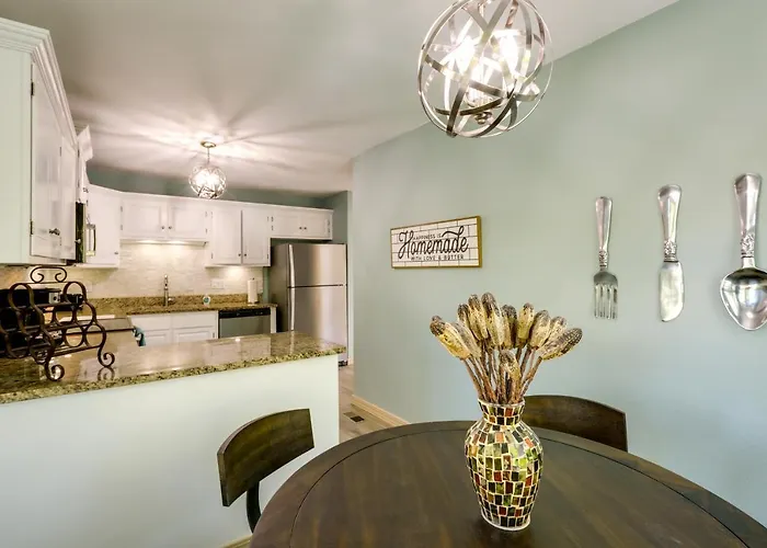 Holiday home 6 Mi To Downtown: Townhome W/ Deck *