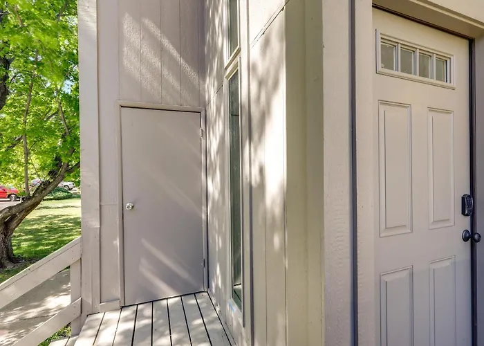 6 Mi To Downtown: Townhome W/ Deck *