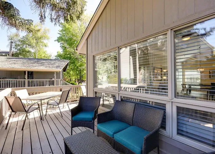6 Mi To Downtown: Townhome W/ Deck Holiday home