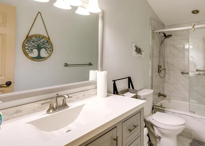 6 Mi To Downtown: Townhome W/ Deck