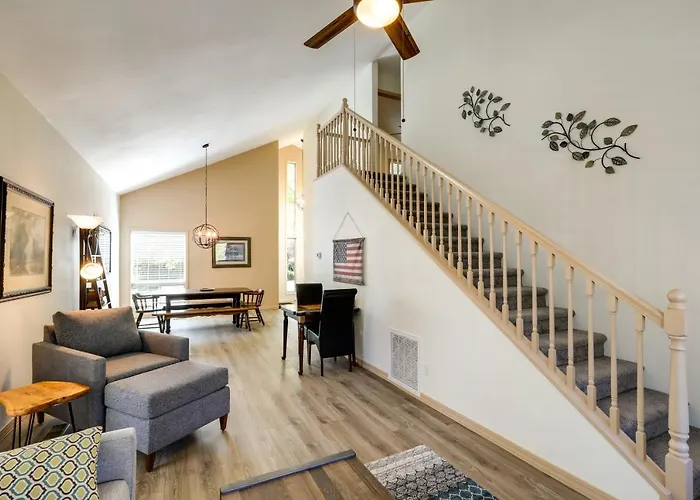 6 Mi To Downtown: Townhome W/ Deck Holiday home