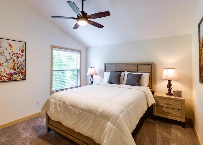 Holiday home 6 Mi To Downtown: Townhome W/ Deck