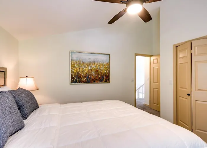 6 Mi To Downtown: Townhome W/ Deck *