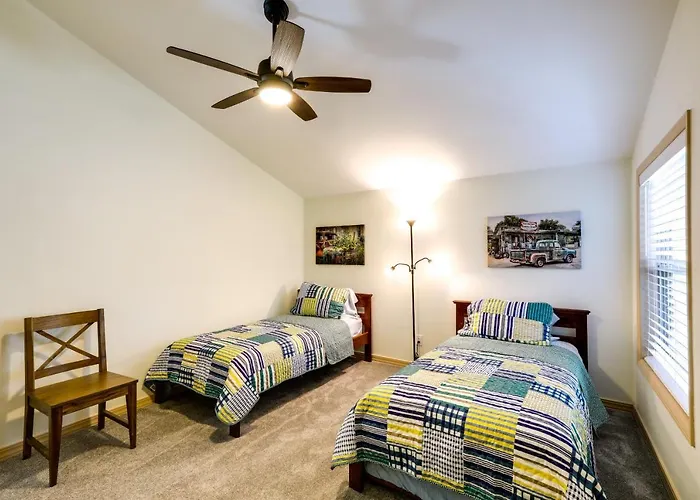 Holiday home 6 Mi To Downtown: Townhome W/ Deck