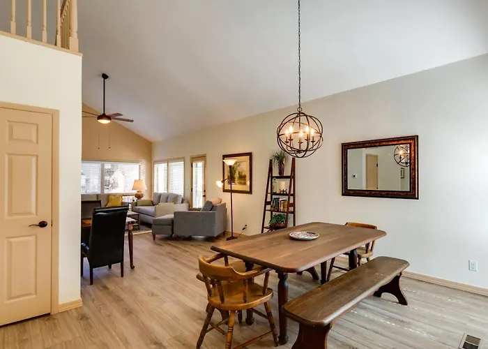 6 Mi To Downtown: Townhome W/ Deck Holiday home