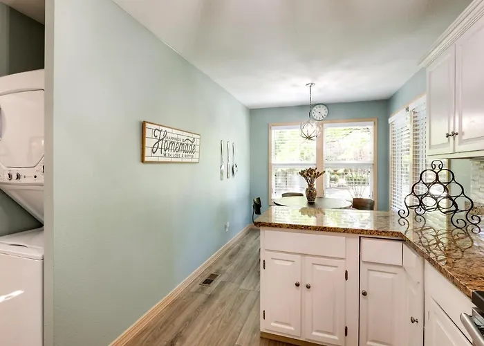 6 Mi To Downtown: Townhome W/ Deck Holiday home