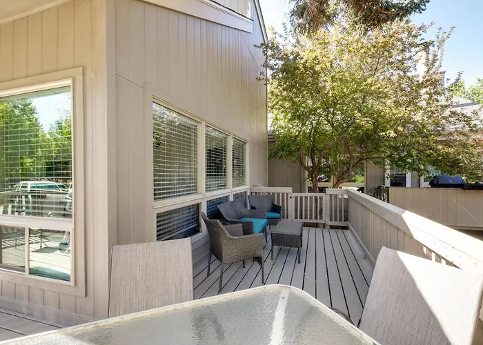 Holiday home 6 Mi To Downtown: Townhome W/ Deck