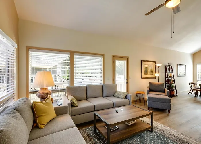 6 Mi To Downtown: Townhome W/ Deck Flagstaff
