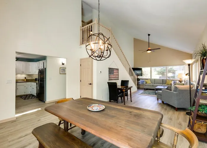 Holiday home 6 Mi To Downtown: Townhome W/ Deck