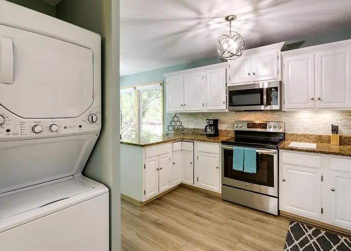 6 Mi To Downtown: Townhome W/ Deck *